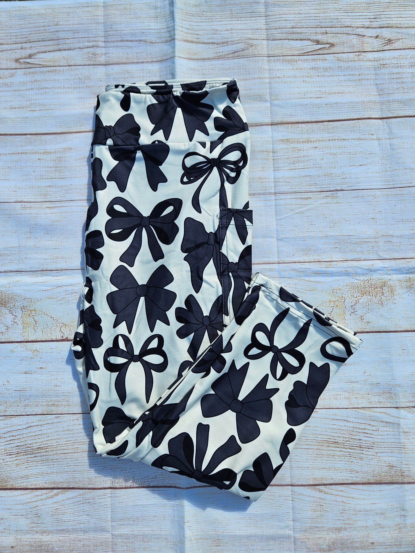 Black & Cream Bows capris with pockets