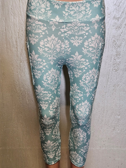 Damask White Floral capris with pockets