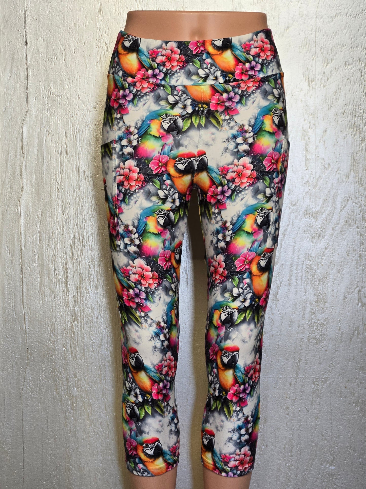 Subtropical Parrot capris with pockets