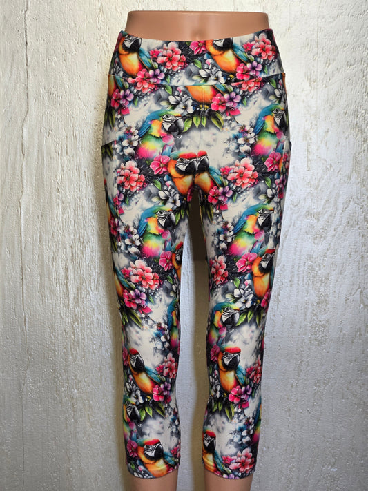 Subtropical Parrot capris with pockets